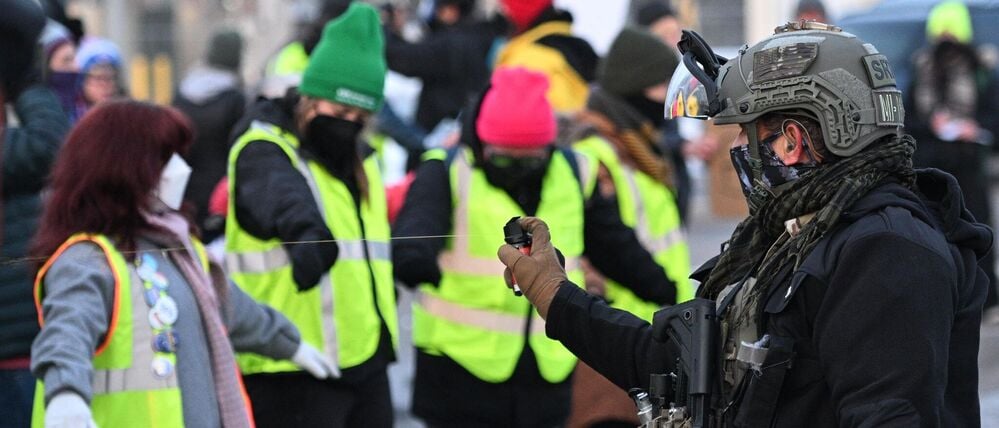 Protestierende stehen einen Tag nach dem Vorfall ICE-Beamten in Minneapolis gegenüber.