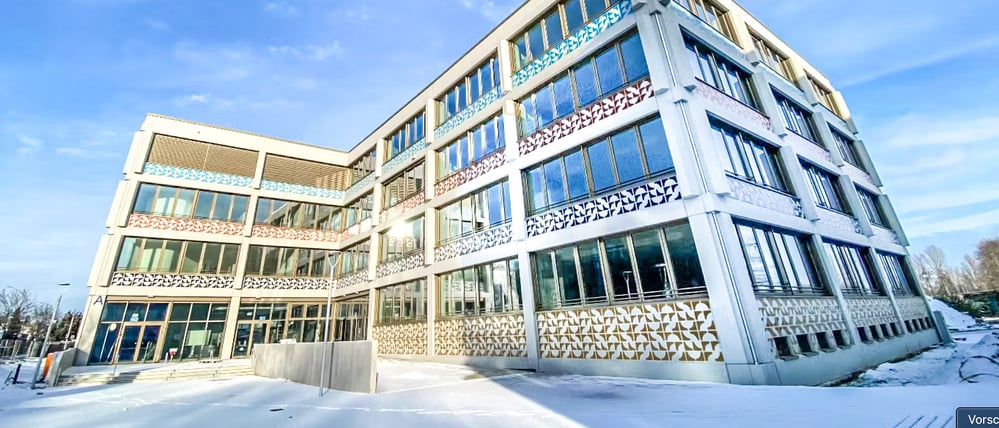 An der 49. Grundschule an der Rennbahnstraße in Berlin-Pankow führte ein Heizungsausfall dazu, dass Unterricht in einer Turnhalle stattfand.