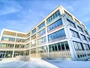 An der 49. Grundschule an der Rennbahnstraße in Berlin-Pankow führte ein Heizungsausfall dazu, dass Unterricht in einer Turnhalle stattfand.