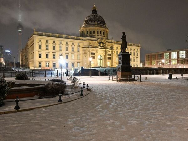 08.01.2026, Berlin: Schnee liegt auf dem Schinkelplatz vor der Kulisse von Fernsehturm und Humboldt Forum. Foto: Soeren Stache/dpa +++ dpa-Bildfunk +++