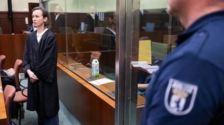 Der angeklagte mutmaßliche IS-Unterstützer verfolgt die Verhandlung im Gerichtssaal hinter einer Glasscheibe.