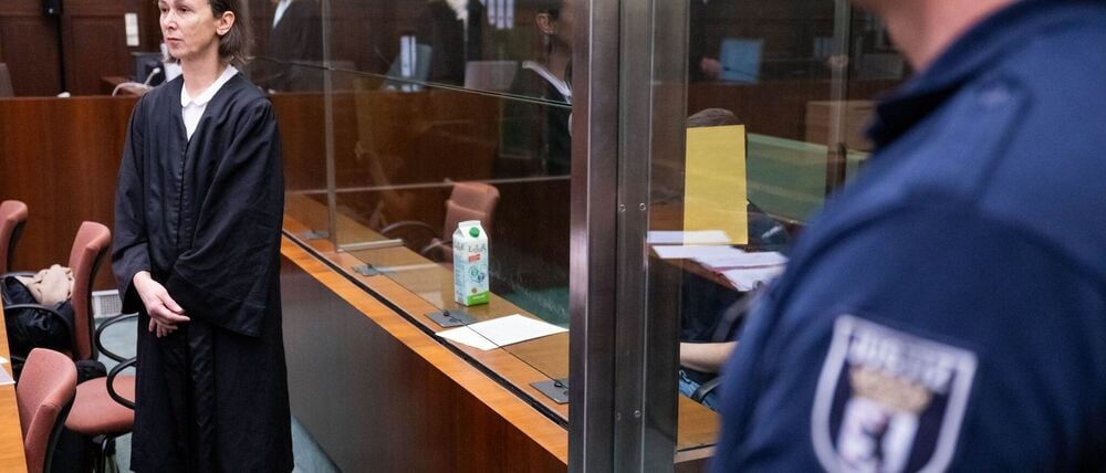 Der angeklagte mutmaßliche IS-Unterstützer verfolgt die Verhandlung im Gerichtssaal hinter einer Glasscheibe.