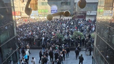 Ausgelöst wurden die Demonstrationen im Iran durch die massive Wirtschaftskrise und einen Absturz der Währung. 