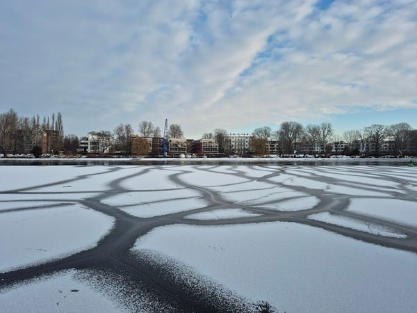 Dieses Bild der vereisten Spree hat ein Tagesspiegel-Leser eingeschickt.