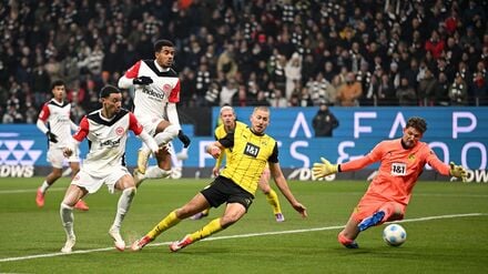 Der Einsatz von BVB-Keeper Gregor Kobel (r) in Frankfurt steht auf der Kippe. (Archivbild)
