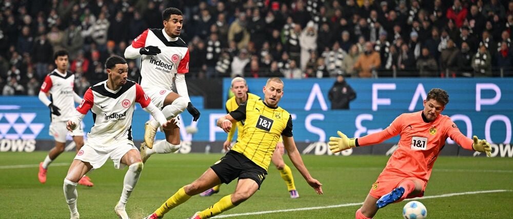 Der Einsatz von BVB-Keeper Gregor Kobel (r) in Frankfurt steht auf der Kippe. (Archivbild)