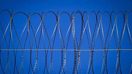 Der Digitalfunk von zahlreichen Haftanstalten lässt sich mit einem geringen technischen Aufwand auch aus der Ferne abhören.