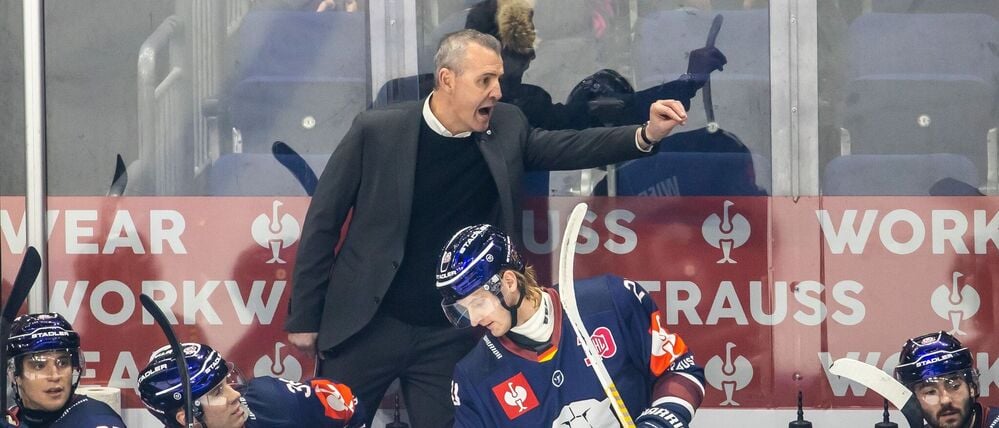 Cheftrainer Serge Aubin muss mit den Eisbären Berlin eine Niederlage in Iserlohn hinnehmen. 