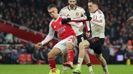 Lieferten sich ein umkämpftes Duell: der FC Arsenal um Leandro Trossard (l) und der FC Liverpool um Florian Wirtz (r).