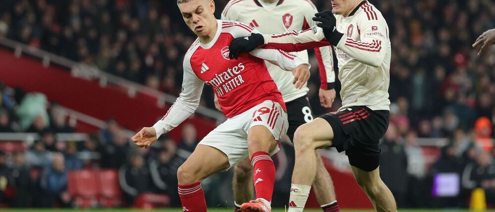 Lieferten sich ein umkämpftes Duell: der FC Arsenal um Leandro Trossard (l) und der FC Liverpool um Florian Wirtz (r).