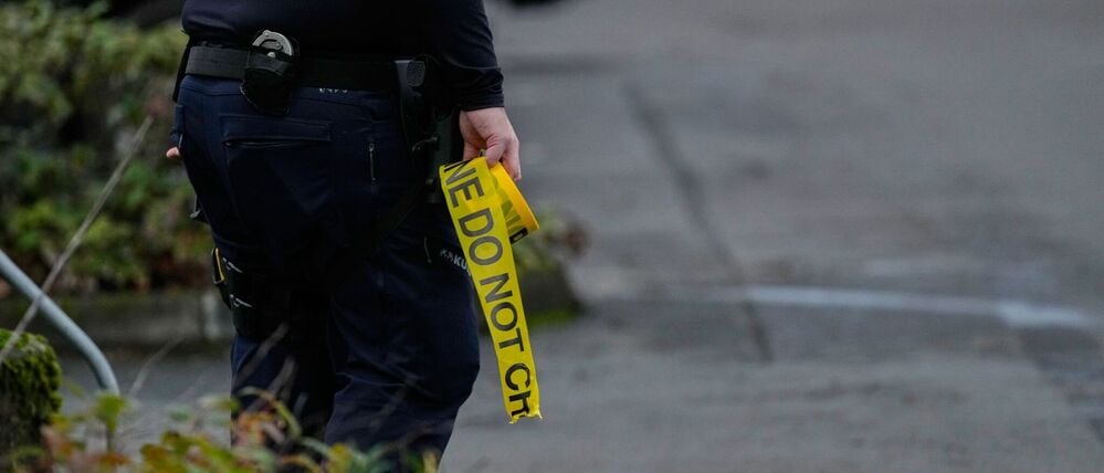 Beamte von Strafverfolgungsbehörden arbeiten an einem Tatort in Portland (Oregon), wo ICE-Beamte auf zwei Menschen geschossen haben sollen. 