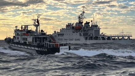 Konfrontation auf dem Meer: Ein Schiff der Küstenwache warnt die chinesische Küstenwache, taiwanisches Seegebiet zu verlassen.