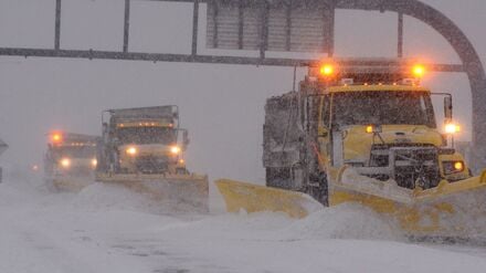 epa04588470 Massachusetts Department of Transportation plow crews clear the snow from interstate 93 in Boston, Massachusetts, USA, 27 January 2015. A blizzard that could bring up to 36 inches (92 cm) of snow is blanketing the region. Boston's transportation services will be suspended, officials say. Regional train service between New York and Boston has also been cancelled. Travel bans were also put in place. EPA/CJ GUNTHER +++(c) dpa - Bildfunk+++