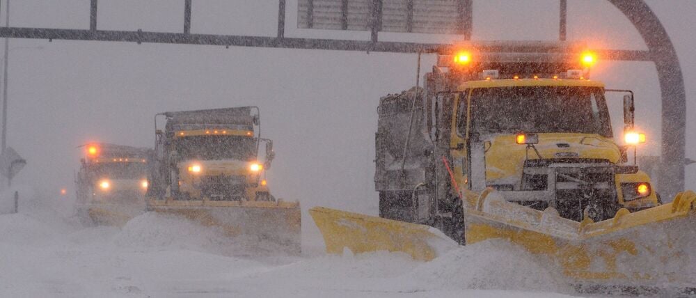 epa04588470 Massachusetts Department of Transportation plow crews clear the snow from interstate 93 in Boston, Massachusetts, USA, 27 January 2015. A blizzard that could bring up to 36 inches (92 cm) of snow is blanketing the region. Boston's transportation services will be suspended, officials say. Regional train service between New York and Boston has also been cancelled. Travel bans were also put in place. EPA/CJ GUNTHER +++(c) dpa - Bildfunk+++