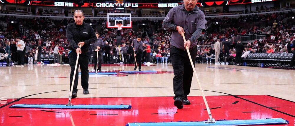 Helfer versuchen, das Spielfeld in Chicago zu trocknen.