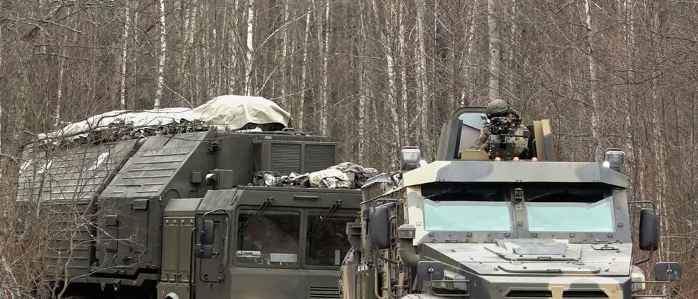 HANDOUT - 29.12.2025, Belarus, ---: Auf diesem vom Pressedienst des russischen Verteidigungsministeriums am 29. Dezember 2025 zur Verfügung gestellten Bild ist ein russisches Oreschnik-Raketensystem während eines Trainings an einem ungenannten Ort in Belarus zu sehen. Die Rakete Oreschnik gilt als eine der neuesten Entwicklungen der russischen Waffentechnik. Sie ist prinzipiell fähig, Atomsprengköpfe zu tragen. (zu dpa: «Moskau: Russland schoss mit Mittelstreckenrakete Oreschnik») Foto: -/Russian Defense Ministry Press Service/AP/dpa - ACHTUNG: Nur zur redaktionellen Verwendung und nur mit vollständiger Nennung des vorstehenden Credits +++ dpa-Bildfunk +++