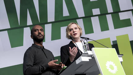 Berlin Landesparteitag 2025: Die Vorsitzenden der Grünen Berlin, Nina Stahr und Philmon Ghirmai, halten ihre Begrüßungsrede auf dem Landesparteitag 2025 von Bündnis 90 Die Grünen Berlin am 22. November 2025.