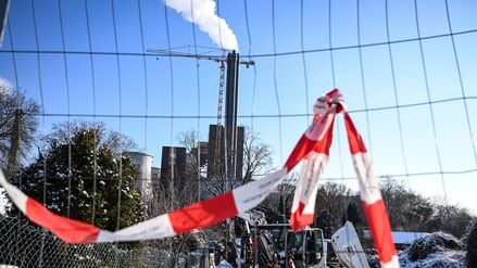 Bauarbeiten sind am Heizkraftwerk Lichterfelde am Teltow Kanal zu sehen.