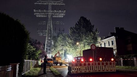 Reparaturarbeiten werden an einem beschädigten Strommast durchgeführt. 