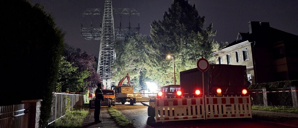 Reparaturarbeiten werden an einem beschädigten Strommast durchgeführt. 