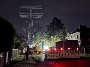 Reparaturarbeiten werden an einem beschädigten Strommast durchgeführt. 