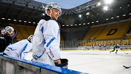 Die Eislöwen Dresden trainieren bereits auf der Eisfläche im Rudolf-Harbig-Stadion.