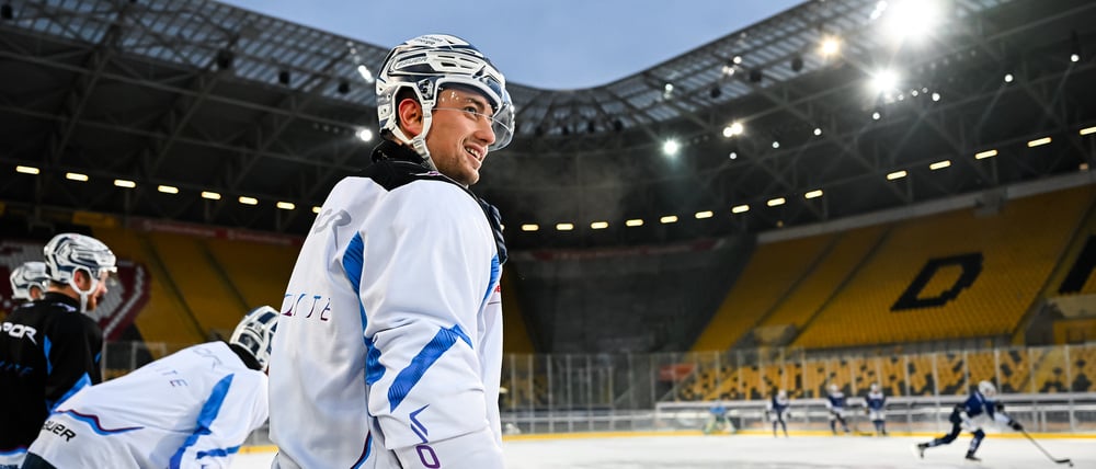 Die Eislöwen Dresden trainieren bereits auf der Eisfläche im Rudolf-Harbig-Stadion.