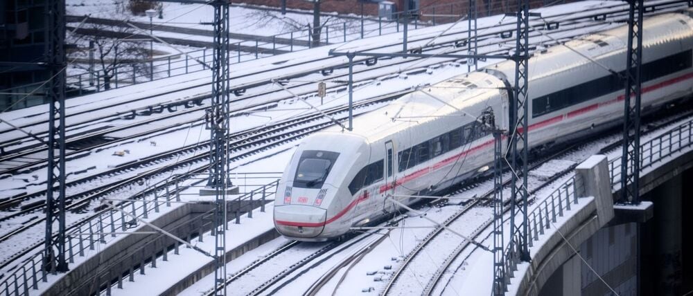 Ein ICE-Zug fährt aus dem Berliner Hauptbahnhof.