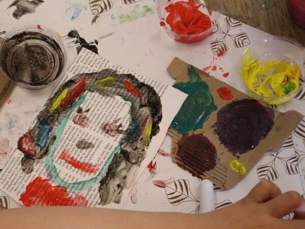 Kinder malen Bilder von berühmten Künstlern in Friedrichshain.