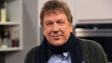 Der Meteorologe Jörg Kachelmann steht in einem Fernsehstudio.
