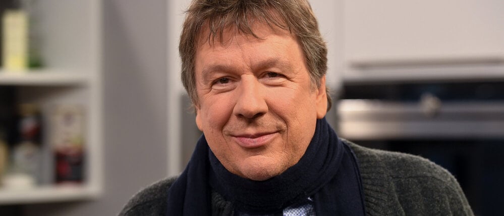 Der Meteorologe Jörg Kachelmann steht in einem Fernsehstudio.