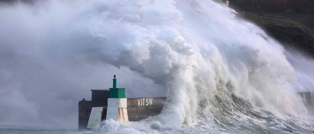 Mit Sturm „Goretti“ sind riesige Welle über die Küste von Nordwestfrankreich hereingebrochen.