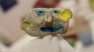 Kinder malen Bilder von berühmten Künstlern in Friedrichshain.