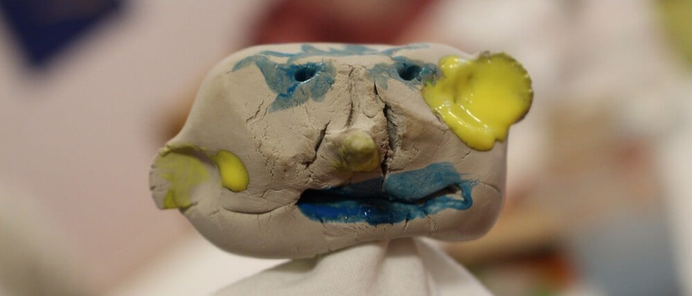 Kinder malen Bilder von berühmten Künstlern in Friedrichshain.