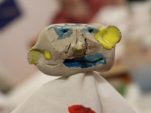 Kinder malen Bilder von berühmten Künstlern in Friedrichshain.