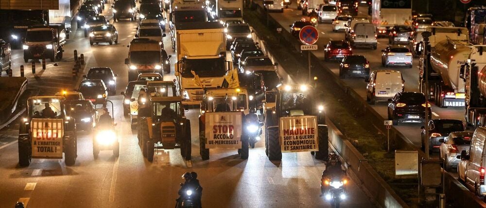 Traktoren sind auf der Pariser Ringstraße unterwegs.
