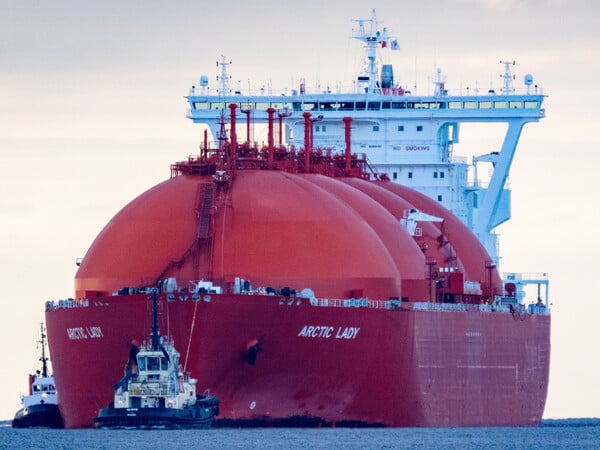 Von Schleppern begleitet transportiert der LNG Tanker "Arctic Lady" eine Ladung LNG zum Energie-Terminal „Deutsche Ostsee“. Auf der Insel Rügen kann Flüssigerdgas über die „Energos Power“ angelandet und nach der Umwandlung in Gas über eine Erdgas-Anbindungsleitung vom Energie-Terminal „Deutsche Ostsee“ nach Lubmin in das deutsche Verteilnetz eingespeist werden. Nach Angaben der Firma „Deutsche ReGas“ sei das Energie-Terminal „Deutsche Ostsee“ für die Energieversorgung Ost- und Süddeutschlands sowie der Nachbarstaaten von großer Bedeutung. Spätestens am 15. Mai soll der Regelbetrieb beginnen und bis zum Sommer die volle Leistungsfähigkeit erreichen. (zu dpa: «Bundesgericht entscheidet über Anbindung für Rügener LNG-Terminal») +++ dpa-Bildfunk +++