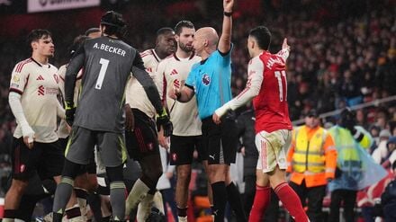 Für seine Aktion kassierte Arsenals Gabriel Martinelli eine Gelbe Karte.