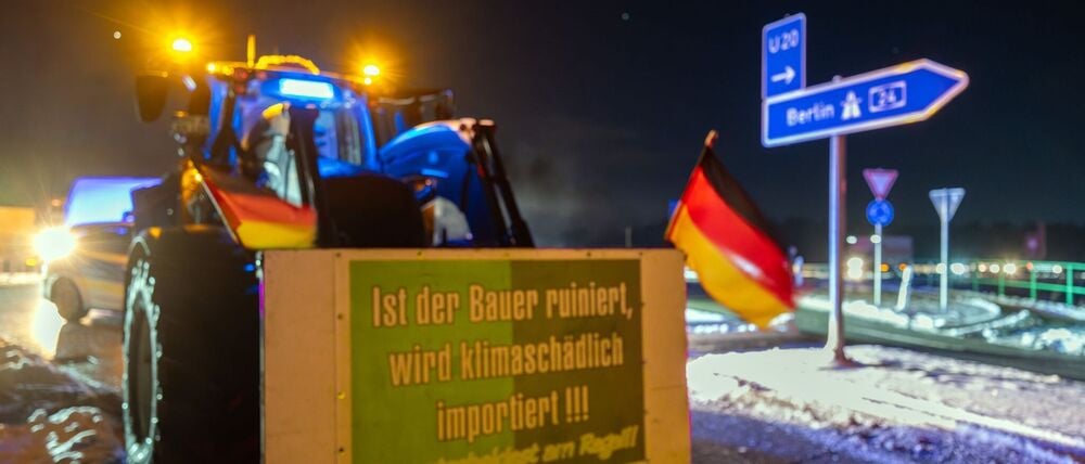 Bauern protestieren gegen ein geplantes Handelsabkommen: Sie blockierten am Donnerstag Autobahn-Auffahrten in Brandenburg und lösten Verkehrsbehinderungen aus.