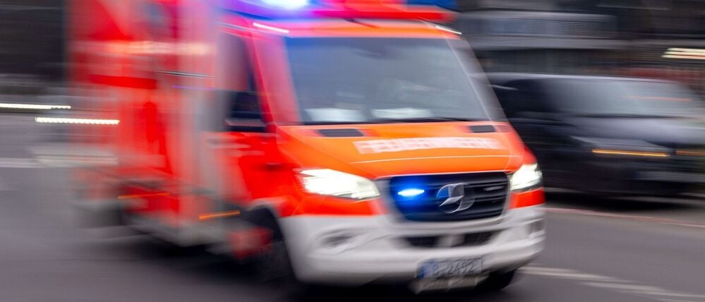 Bei einem Brand in einem Hochhaus in Prenzlauer Berg ist ein toter Mensch gefunden worden. (Symbolbild)