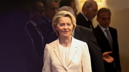 Die Präsidentin der Europäischen Kommission Ursula von der Leyen trifft im Al-Husseiniya Palace Forum ein (Symbolbild).