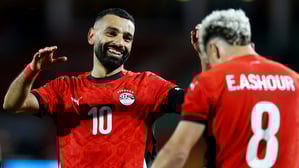 Mo Salah (li.) und Emam Ashour freuen sich über ein Tor im Achtelfinale gegen Benin. Nun geht es gegen die Elfenbeinküste.     