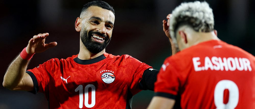 Mo Salah (li.) und Emam Ashour freuen sich über ein Tor im Achtelfinale gegen Benin. Nun geht es gegen die Elfenbeinküste.     