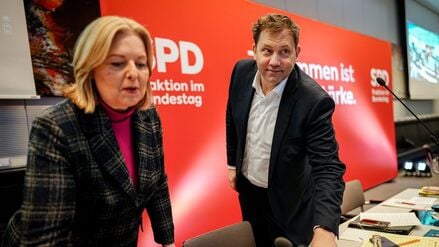 Lars Klingbeil (SPD), Bundesminister der Finanzen, Vizekanzler und SPD-Bundesvorsitzender, und Bärbel Bas (SPD), Bundesministerin für Arbeit und Soziales.