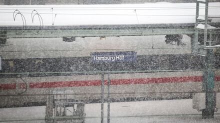 Die Deutsche Bahn hat den Zugverkehr im Großraum Hannover weitgehend eingestellt.