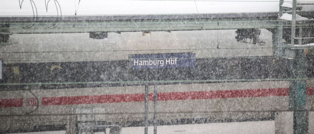 Die Deutsche Bahn hat den Zugverkehr im Großraum Hannover weitgehend eingestellt.