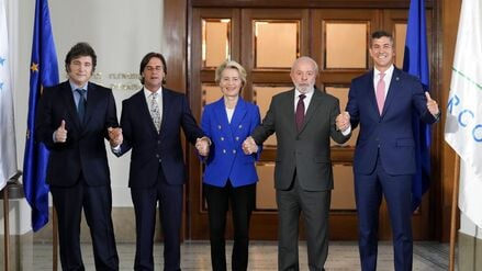 ARCHIV - 06.12.2024, Uruguay, Montevideo: Der argentinische Präsident Javier Milei (l-r), der uruguayische Präsident Luis Lacalle Pou, die Präsidentin der Europäischen Kommission Ursula von der Leyen, der brasilianische Präsident Luiz Inacio Lula da Silva und der paraguayische Präsident Santiago Pena posieren 2024 für ein Foto während eines Mercosur-Gipfels. (zu dpa: «EU-Einigung: Weg für Mercosur-Handelsabkommen ist frei») Foto: Matilde Campodonico/AP/dpa +++ dpa-Bildfunk +++