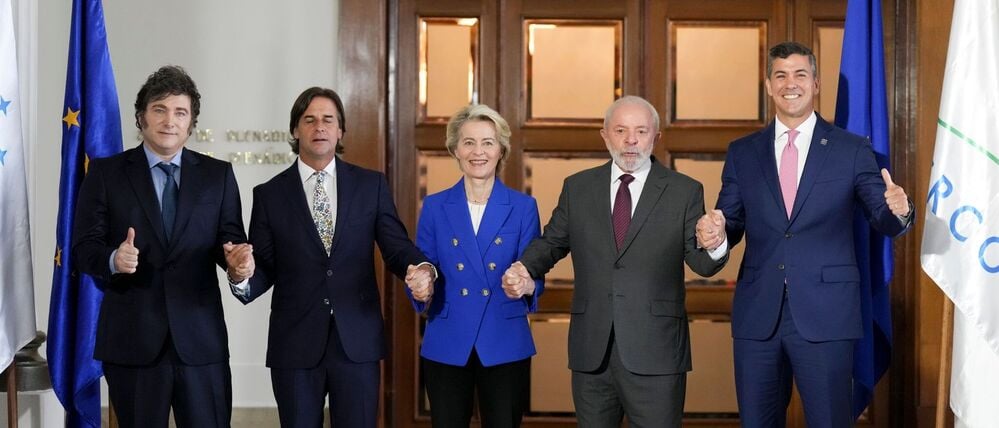 ARCHIV - 06.12.2024, Uruguay, Montevideo: Der argentinische Präsident Javier Milei (l-r), der uruguayische Präsident Luis Lacalle Pou, die Präsidentin der Europäischen Kommission Ursula von der Leyen, der brasilianische Präsident Luiz Inacio Lula da Silva und der paraguayische Präsident Santiago Pena posieren 2024 für ein Foto während eines Mercosur-Gipfels. (zu dpa: «EU-Einigung: Weg für Mercosur-Handelsabkommen ist frei») Foto: Matilde Campodonico/AP/dpa +++ dpa-Bildfunk +++