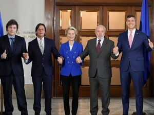 ARCHIV - 06.12.2024, Uruguay, Montevideo: Der argentinische Präsident Javier Milei (l-r), der uruguayische Präsident Luis Lacalle Pou, die Präsidentin der Europäischen Kommission Ursula von der Leyen, der brasilianische Präsident Luiz Inacio Lula da Silva und der paraguayische Präsident Santiago Pena posieren 2024 für ein Foto während eines Mercosur-Gipfels. (zu dpa: «EU-Einigung: Weg für Mercosur-Handelsabkommen ist frei») Foto: Matilde Campodonico/AP/dpa +++ dpa-Bildfunk +++