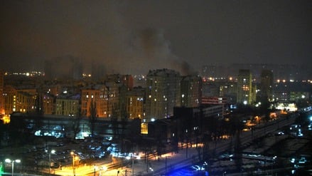 Rauch steigt aus einem Gebäude auf, nachdem Russland am 9. Januar 2026 im Zuge der russischen Invasion in der Ukraine einen Angriff mit Drohnen und Raketen auf Kiew gestartet hat.